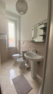 uma casa de banho com um lavatório e um WC em La Carlotta em Roma