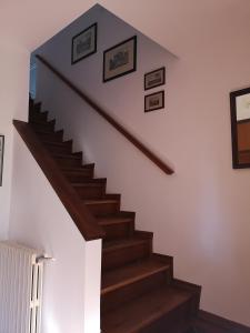 een trap met een houten trap in een huis bij Il Porticato - Affittacamere in Paola