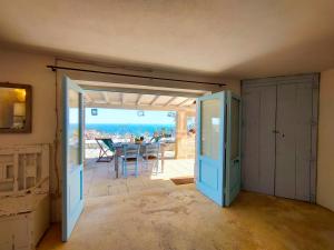 een kamer met een deur naar een eetkamer bij Le Pajare di Marina Serra di Casa Camilla Journey in Marina Serra