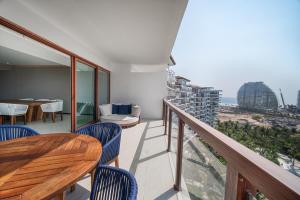 d'un balcon avec une table et des chaises et une vue sur l'océan. dans l'établissement Beachfront Bliss: Luxurious 4-Bedroom Apartment, à Acapulco