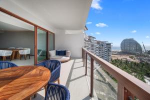 d'un balcon avec une table et des chaises et une vue sur la plage. dans l'établissement Beachfront Bliss: Luxurious 4-Bedroom Apartment, à Acapulco