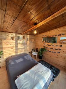 Postel nebo postele na pokoji v ubytování Palu Ecoaldea, Cabañas glamping en medio del bosque + 37 fotografií