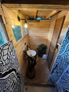 Koupelna v ubytování Palu Ecoaldea, Cabañas glamping en medio del bosque