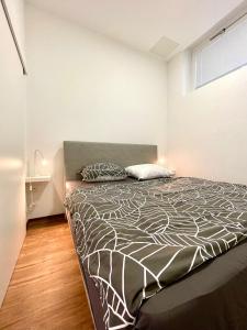 ein Schlafzimmer mit einem großen Bett in einem Zimmer in der Unterkunft Nala Apartment in Ljubljana