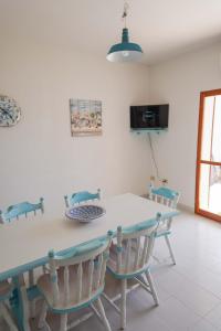 comedor con mesa y sillas en Casa Ilaria Calaliberotto, en Cala Liberotto