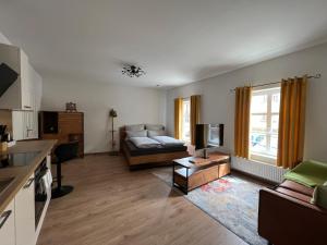 ein Wohnzimmer mit einem Sofa und einem TV in der Unterkunft M96 Ferienwohnung in Seßlach