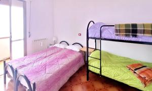 1 dormitorio con 2 literas y mesa en Mountain view charming apartment en Moggio