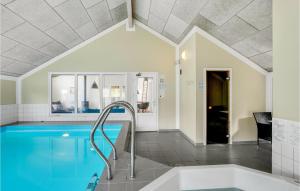 ブラーバンドにあるAmazing Home In Blvand With Sauna, Wifi And Indoor Swimming Poolのバスルーム(スイミングプール、シンク付)