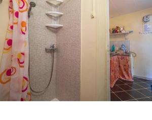 een douche met een douchegordijn in de badkamer bij Villino Relax in Siracusa