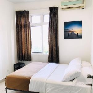 een slaapkamer met een groot bed en een raam bij Putrajaya 3R2B 10pax Acond Coway WiFi HyppTV Pool Gym Kitchen in Putrajaya
