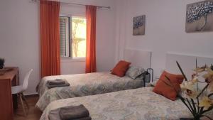 Postel nebo postele na pokoji v ubytování Casa" VISTAS AL TEIDE" mar Piscina privada parking cubierto gratuito en las instalaciones