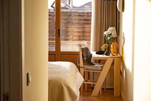 a bedroom with a desk and a bed and a window at Eco-Hotel Doña Mayor in Frómista