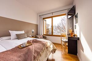 a bedroom with a bed and a window at Eco Hotel Terrafranca in Frómista