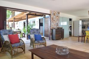 ein Wohnzimmer mit Tisch und Stühlen in der Unterkunft Casa de Lala Beach House in São Miguel do Gostoso