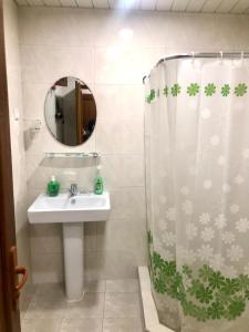 ein Bad mit einem Waschbecken und einem Duschvorhang in der Unterkunft Guest House Anahit Ijevan in Idschewan