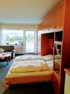 バート・ヴィルドゥンゲンにあるHaus Royalのベッドルーム(大型ベッド1台、大きな窓付)
