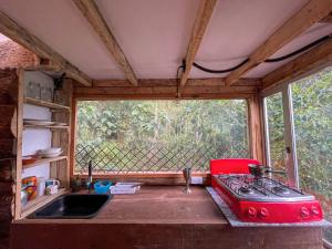 Kuchyň nebo kuchyňský kout v ubytování Palu Ecoaldea, Cabañas glamping en medio del bosque
