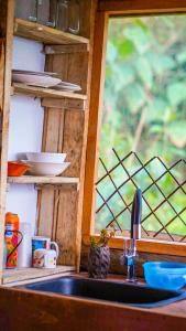 Kuchyň nebo kuchyňský kout v ubytování Palu Ecoaldea, Cabañas glamping en medio del bosque