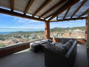 - un salon avec un canapé et une vue sur l'océan dans l'établissement bella vista Villasimius, à Villasimius