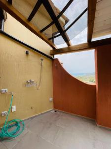 Zimmer mit Dusche und Schlauch in der Unterkunft bella vista Villasimius in Villasimius