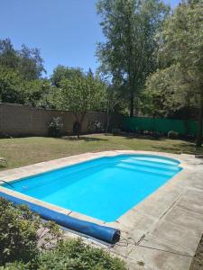 una gran piscina azul en un patio en Casa de campo El Zoki en 