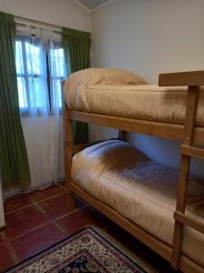 Zimmer mit 2 Etagenbetten und einem Fenster in der Unterkunft Casa de campo El Zoki in Villa Anizacate