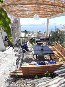 un patio con tavolo e sedie blu di Bikini Vintage House a Brela