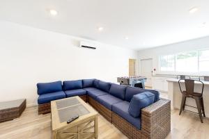 Ruang duduk di Rehoboth Beach House --- 20494 Coastal Highway Unit #14