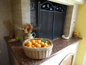 una cesta de naranjas sentada en la parte superior de un mostrador en Il MELOGRANO, en Sannicola