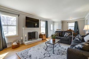 Χώρος καθιστικού στο Inviting Minneapolis Vacation Rental with Game Room!
