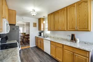 Η κουζίνα ή μικρή κουζίνα στο Inviting Minneapolis Vacation Rental with Game Room!