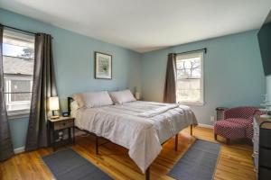 Tempat tidur dalam kamar di Inviting Minneapolis Vacation Rental with Game Room!