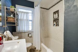 Ένα μπάνιο στο Inviting Minneapolis Vacation Rental with Game Room! +25 φωτογραφίες