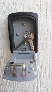 a metal box with a lock on a wall at Casa amueblada, Internet, WIFI, en Yucatán in Mérida