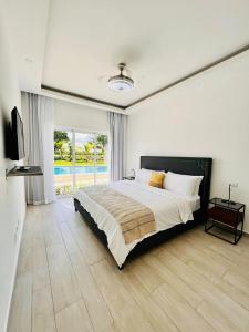 Un pat sau paturi într-o cameră la Relax Apto Pool and Golf View in Hard Rock Golf