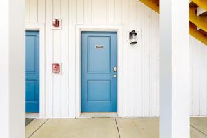 リホボスビーチにあるRehoboth Beach House --- 20494 Coastal Highway #15の建物側の青い扉 +15枚の写真