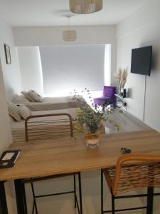 sala de estar con mesa y bañera en Paseo de la Cisterna, en Buenos Aires