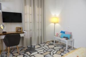 シダリにあるSunshine Apartmentsのデスク、椅子、テレビが備わる客室です。