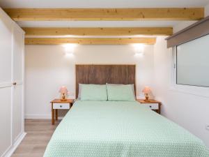 a bedroom with a bed with a green bedspread at Esquina de Alberto N1 con WiFi, cerca de la playa en Garachico - ES-279-3 in Garachico
