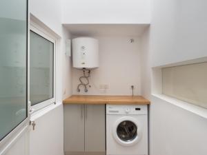 a laundry room with a washing machine and a window at Esquina de Alberto N1 con WiFi, cerca de la playa en Garachico - ES-279-3 in Garachico
