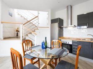 Kuchnia lub aneks kuchenny w obiekcie Apartamento Minimalista con Terraza, WiFi y a 1 Minuto de la Playa - ES-279-4