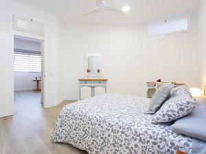 Łóżko lub łóżka w pokoju w obiekcie Apartamento Minimalista con Terraza, WiFi y a 1 Minuto de la Playa - ES-279-4