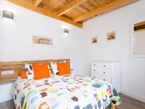 Łóżko lub łóżka w pokoju w obiekcie Apartamento Minimalista con Terraza, WiFi y a 1 Minuto de la Playa - ES-279-4