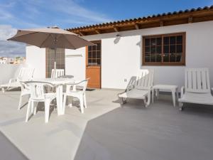 Patio lub wspólna przestrzeń na świeżym powietrzu w obiekcie Apartamento Minimalista con Terraza, WiFi y a 1 Minuto de la Playa - ES-279-4