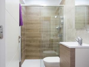 a bathroom with a shower and a toilet and a sink at Apartamento La Caleta de Interián, 1 dormitorio, 2 personas - ES-279-5 in Garachico