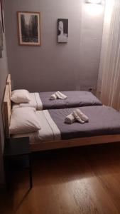 Duas camas num quarto com toalhas em O' Sapunariello-Casa Vacanze em Nápoles
