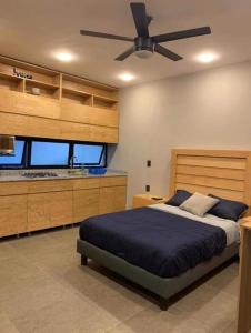 1 dormitorio con 1 cama y ventilador de techo en REVU 519 en Tepic