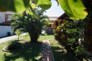 Village Itaúna Inn外面的花园