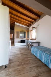 ein Schlafzimmer mit einem Bett und einem Tisch in einem Zimmer in der Unterkunft B&B Angolo Nascosto in San Fiorano