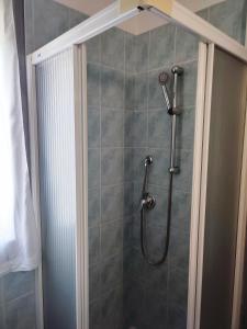 y baño con ducha con cabezal de ducha. en Hotel Olympic, en Milano Marittima